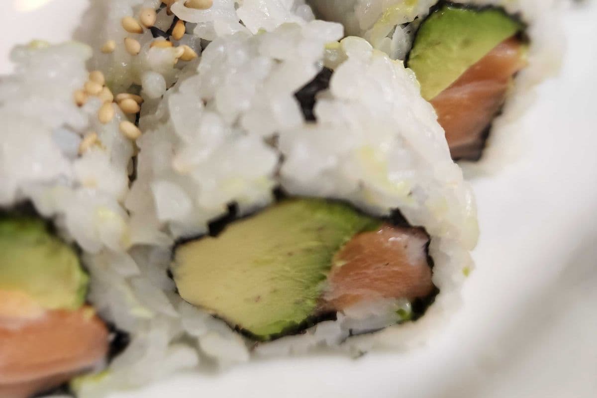 Salmon and Avocado Roll (8 pcs)