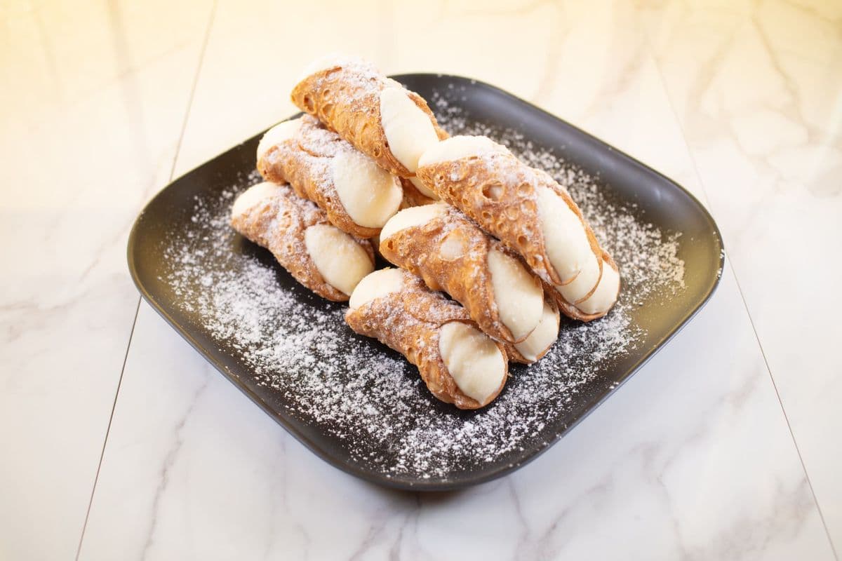 Medium Fresh Filled Cannoli