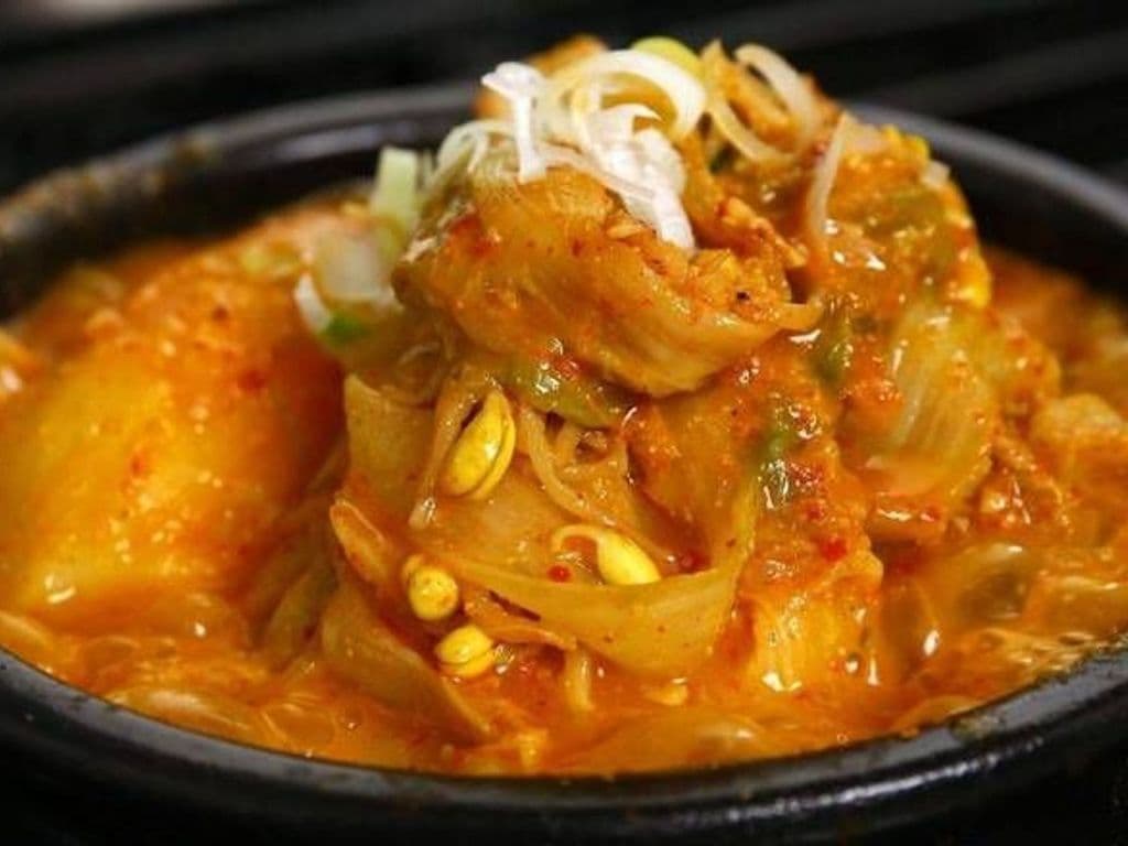 Spicy Beef Soup (매운 쇠고기 양배추 스프辣牛肉白菜湯)