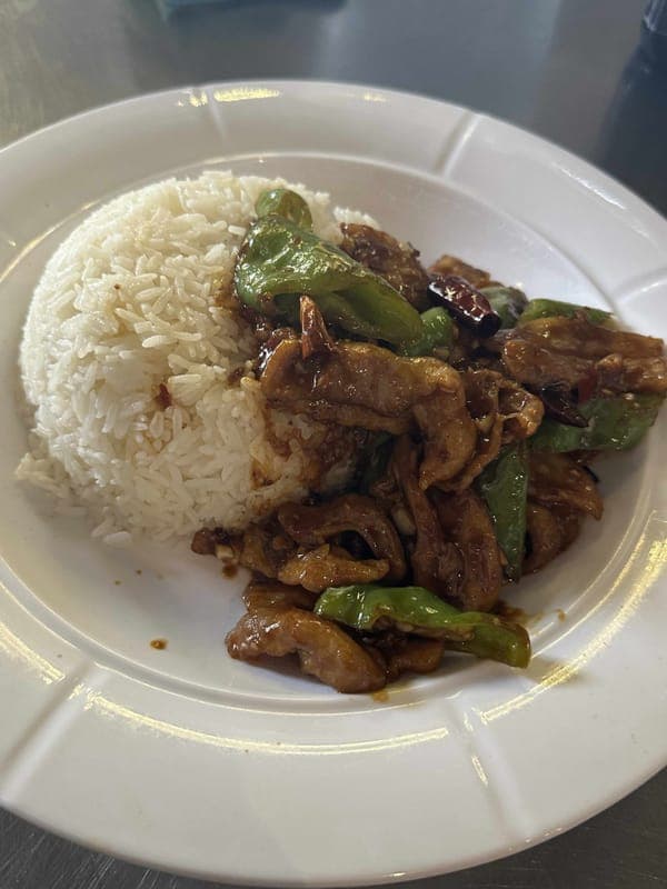L7. Country Style Pork Belly Lunch Box 农家小炒肉盖饭