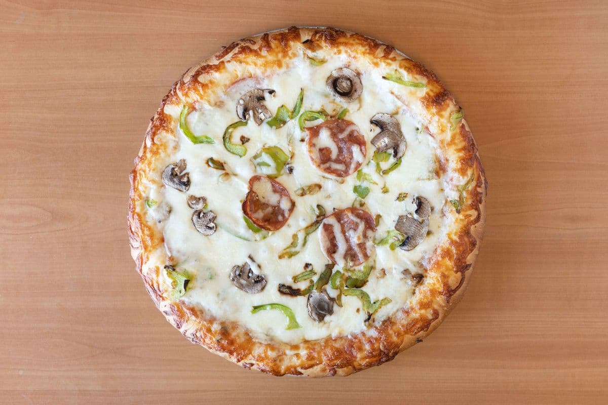 Pizza moyenne toute garnie 12''