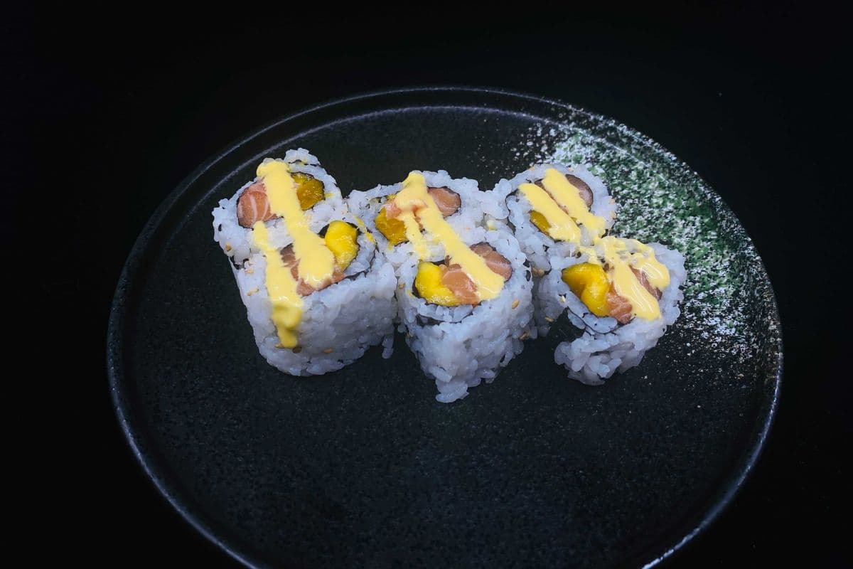 47. Salmon Mango Roll (6 pcs)