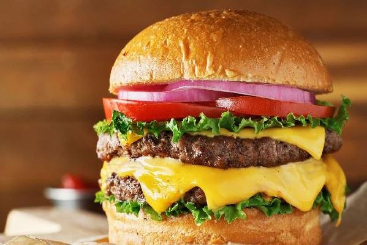 Day & Night Deluxe Cheeseburger (6 oz)
