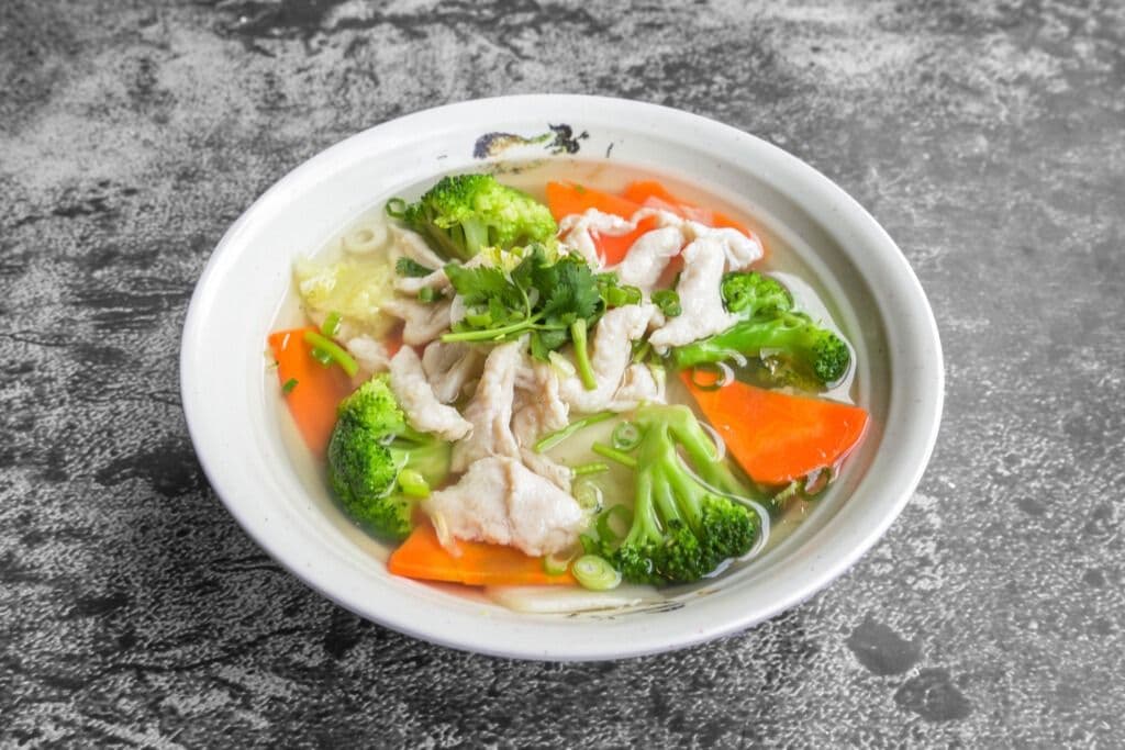 16. Poulet (cuit à la vapeur) et légumes / Steamed Chicken and Vegetables