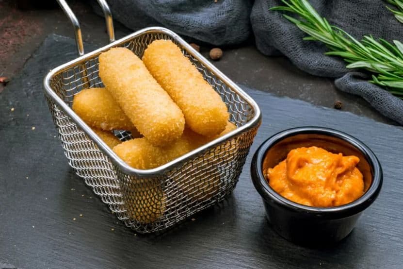 Mozzarella Sticks (8 pcs)