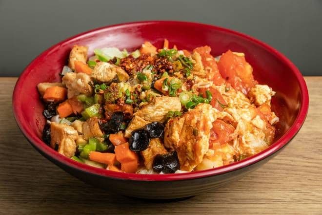Hot Spicy Oil On Tomato Egg & Mixed Veggies 油泼西红柿鸡素臊子面