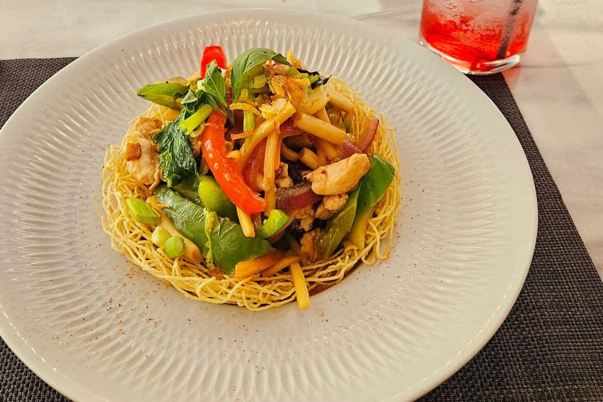 Nouilles croustillantes au poulet cari / Chicken Curry with Crispy Noodles