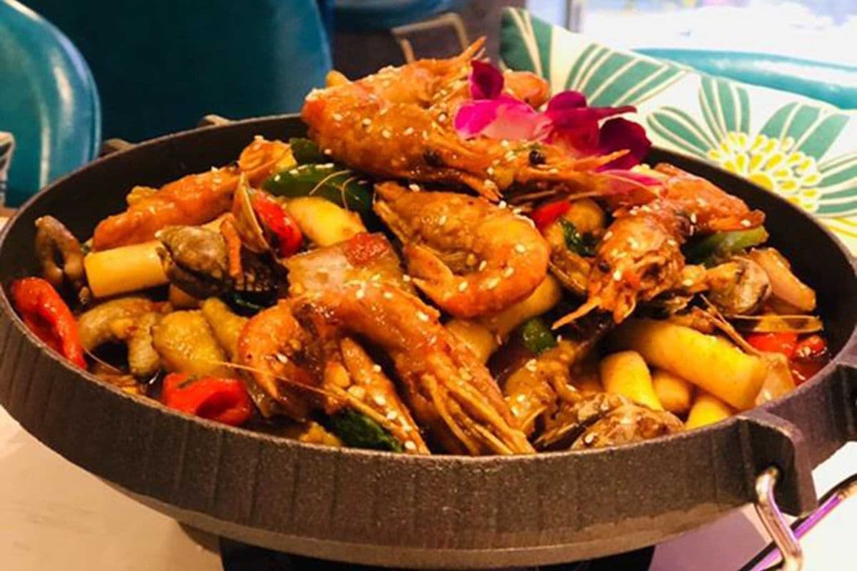 6. Spicy Shrimp Hot Pot (爆辣鲜虾锅)