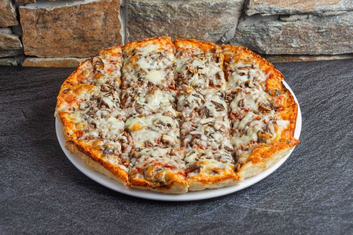 #15 10" Medium Lean Ground Beef and Mushroom Classic Pizza