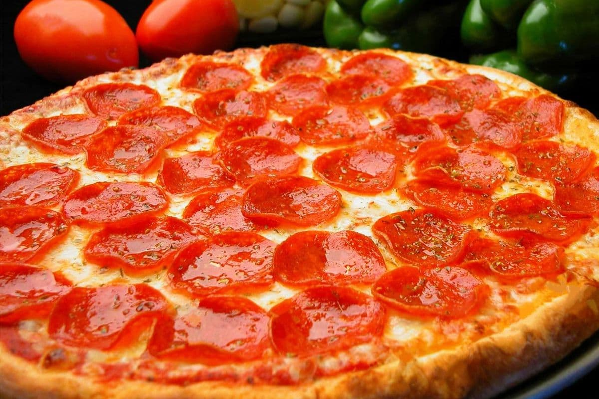Medium Pepperoni Pizza + FREE GARLIC DIP