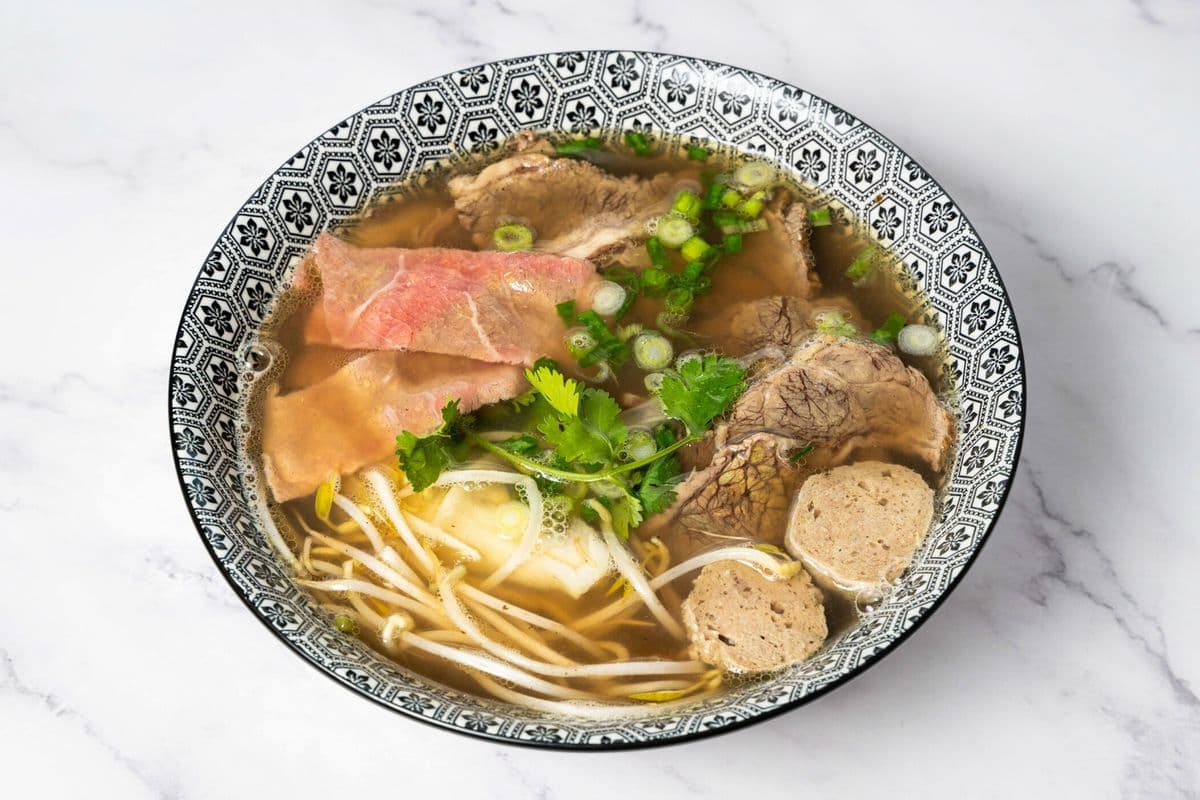P4. Deluxe Vietnamese Beef Noodle Soup (Phở Đặc Biệt) (Regular)