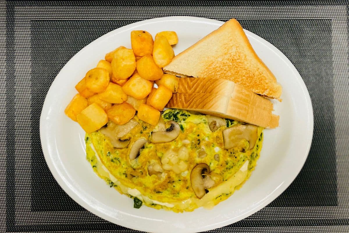 Mozzarella , Spinach, and Grilled Mushroom Omelette