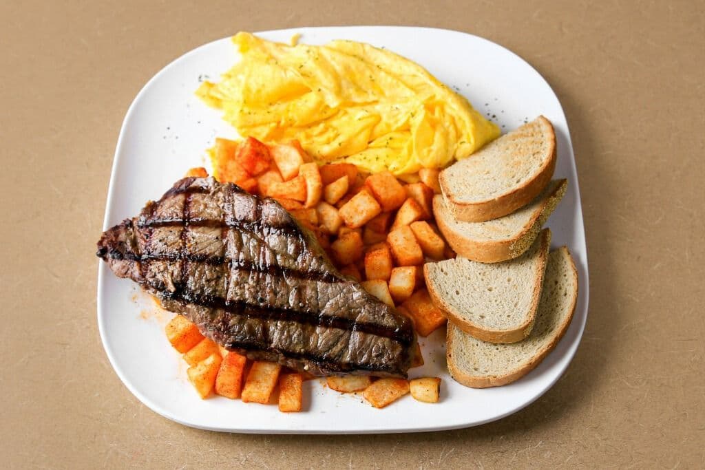 Steak (6 oz) and Eggs