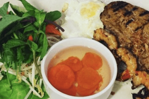 40. Riz avec brochette de crevette,côtelette de porc grillé et oeuf / Shrimp Skewer, Pork Chop and Egg on Rice