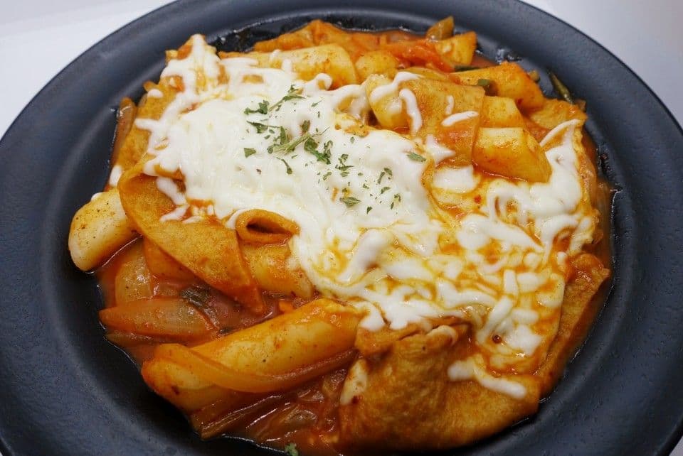 Tteokbokki avec fromage mozzarella / Tteokbokki with Mozzarella Cheese