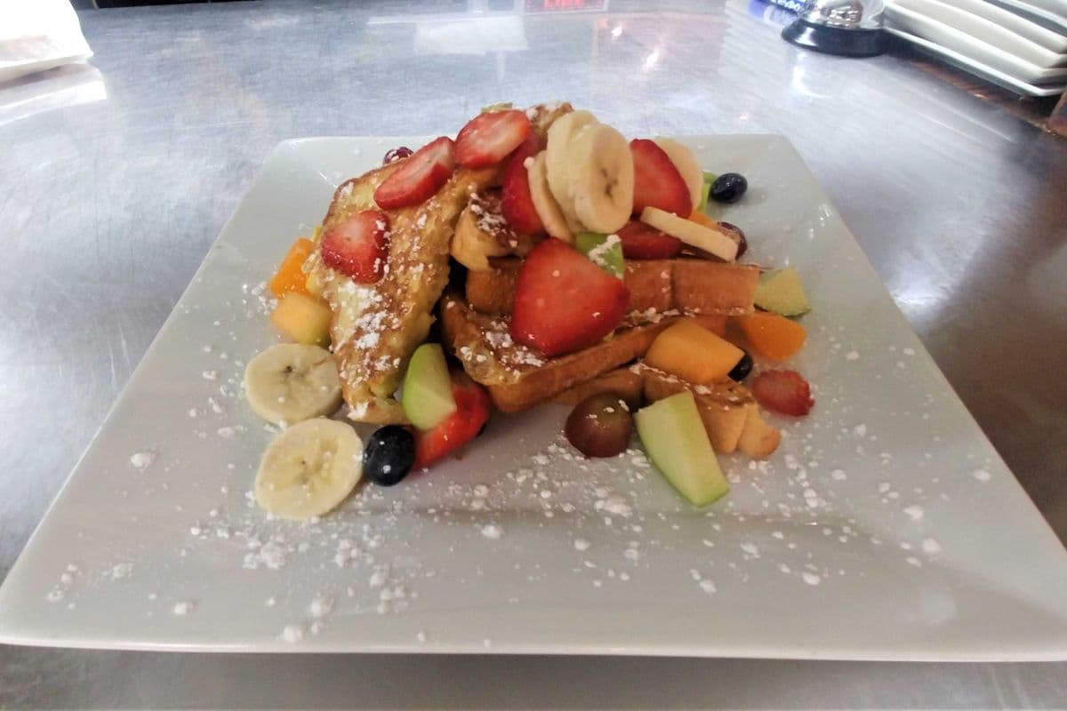 French Toast with Fresh Fruit (3 pcs)