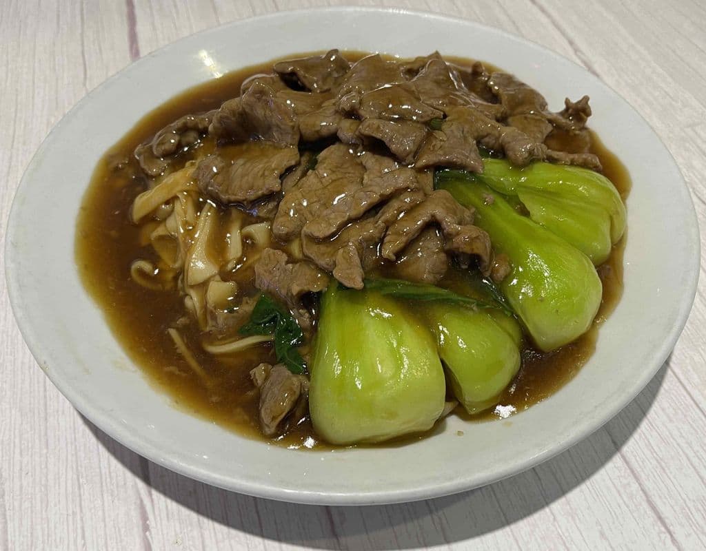 Flat Rice Noodles with Beef and Vegetables / 時菜牛河