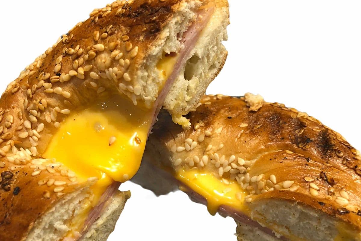 Bagel avec Saucisse et fromage cheddar / Sausage and Cheddar Bagel