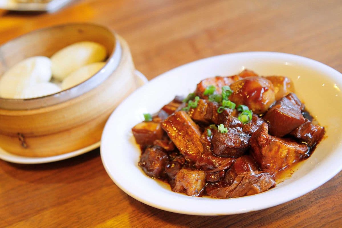 Stewed Pork Belly with Tofu, Egg and Steamed Buns 私房紅燒肉+荷葉夾