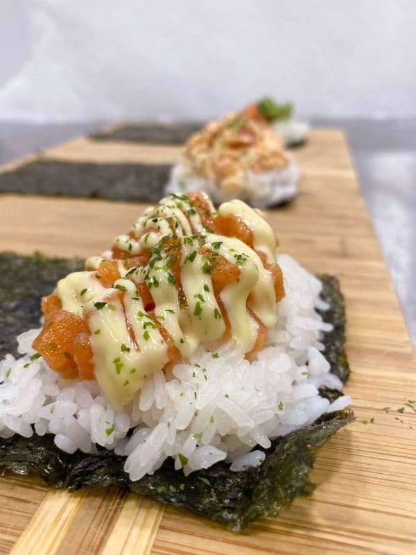 SPICY SALMON HAND ROLL