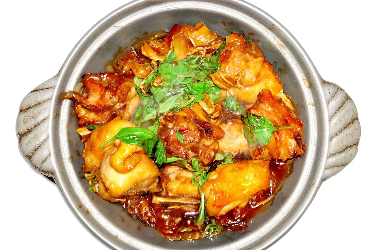Traditional Taiwanese Three-Sauce Chicken 三杯雞