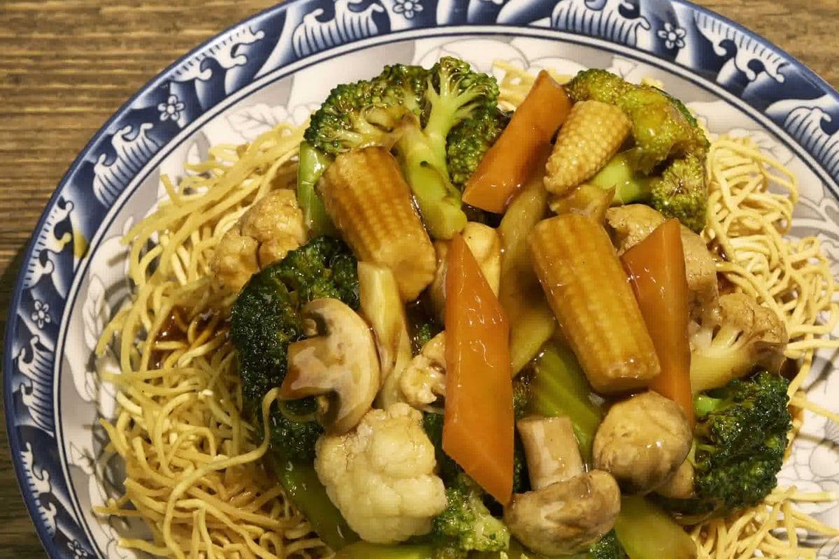 Lo Mein with Mixed Vegetables (Semi-Crispy)