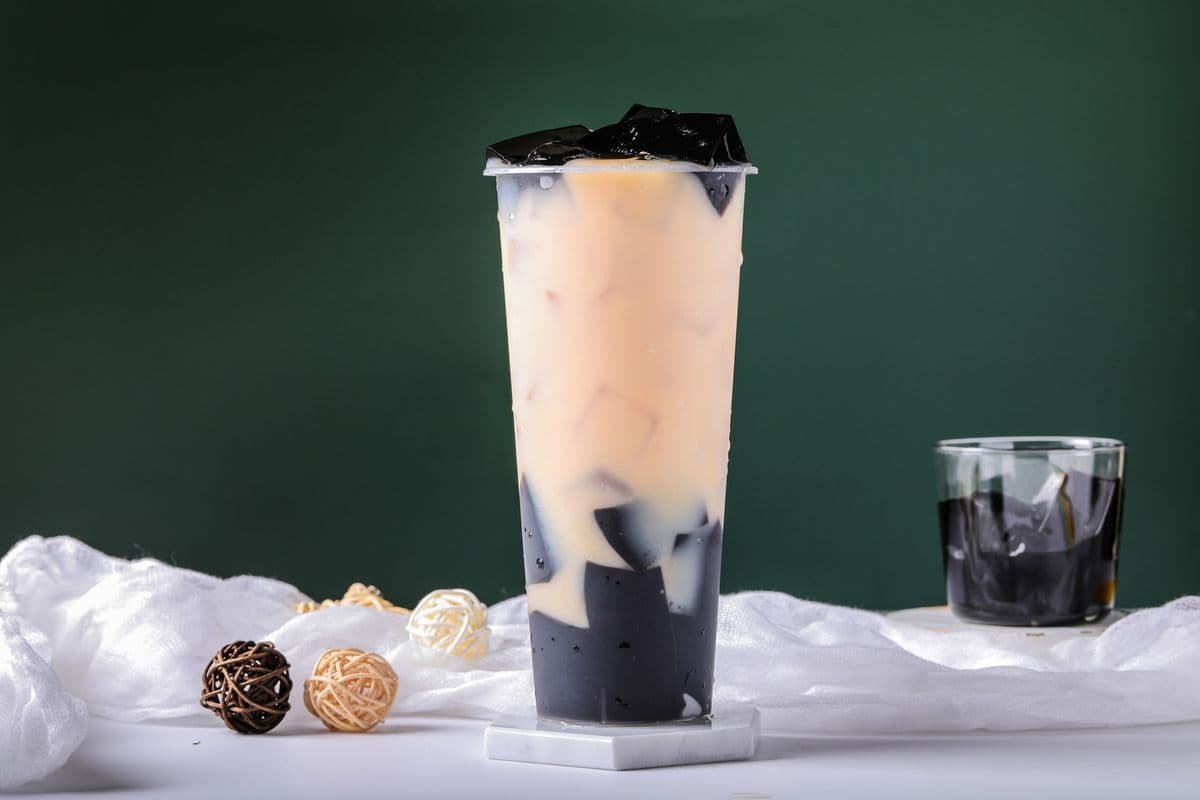 Thé au lait avec gelée d'herbe /Grass jelly milk tea