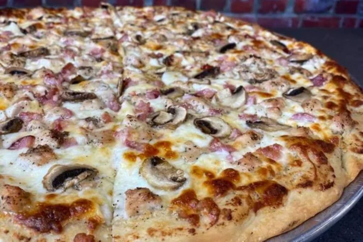 Small Chicken Alfredo Pizza