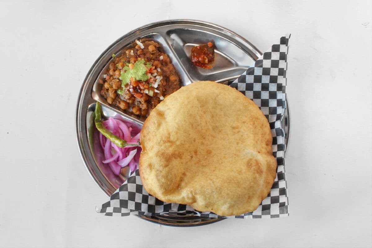 Chole Bhature (2 pcs)