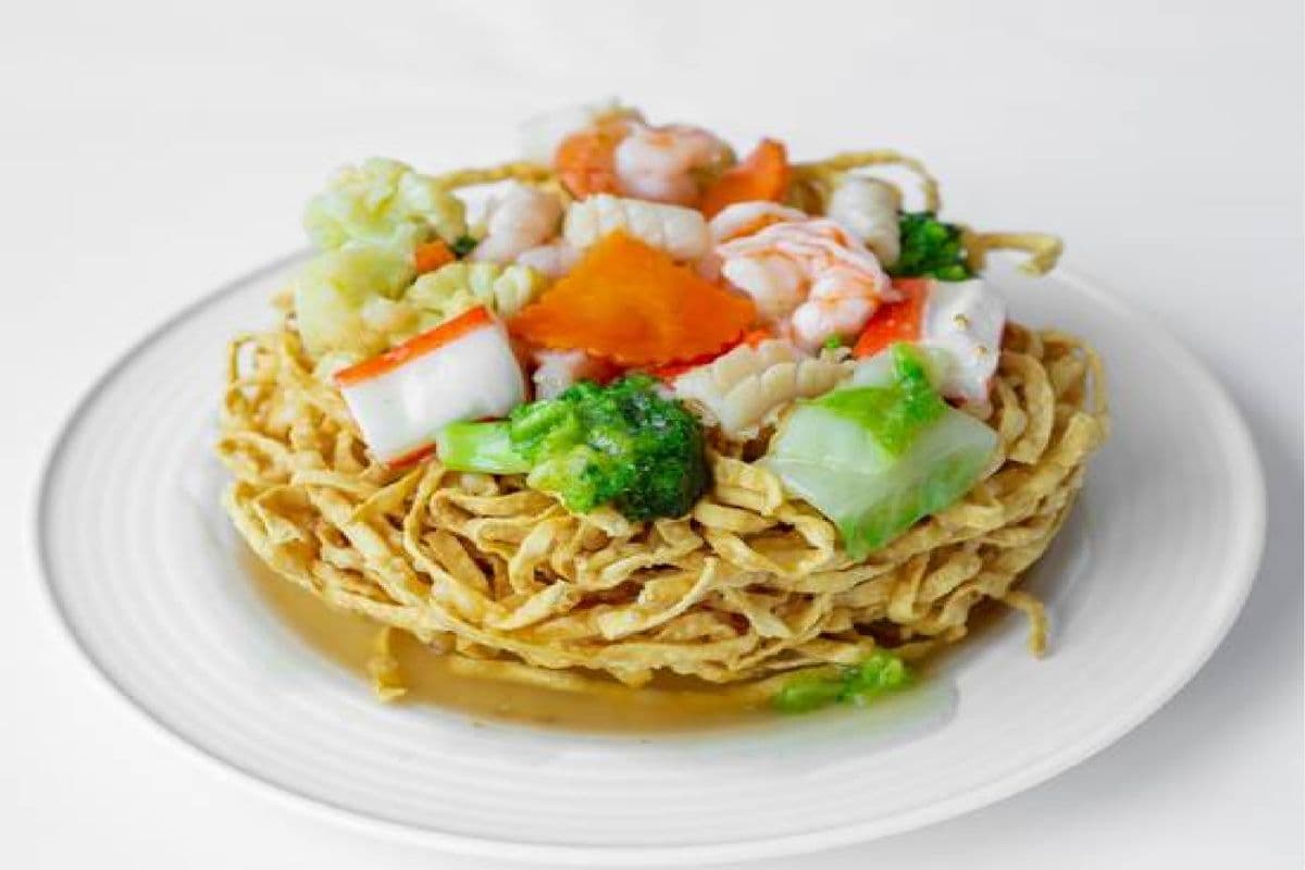 Nouilles aux Oeufs Frites avec Fruit de Mer / Fried Egg Noodle and Vegetables