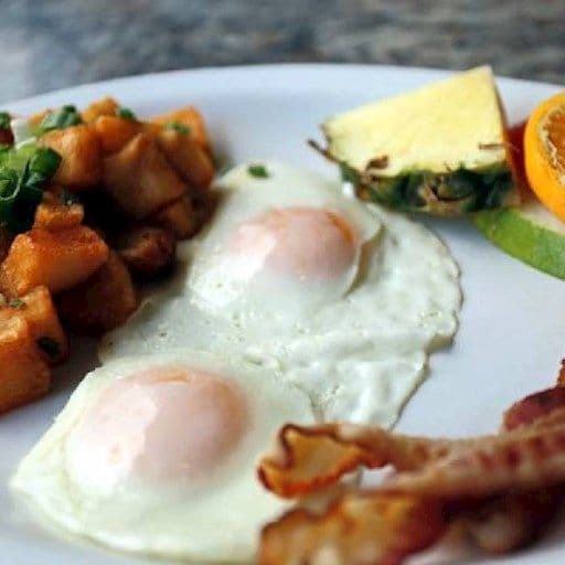 Deux œufs avec choix de viande / Two Eggs with Choice of Meat
