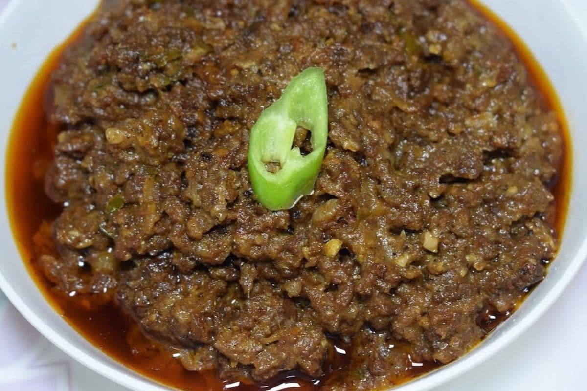 Naan Keema- (minced beef masala, and two garlic naan)