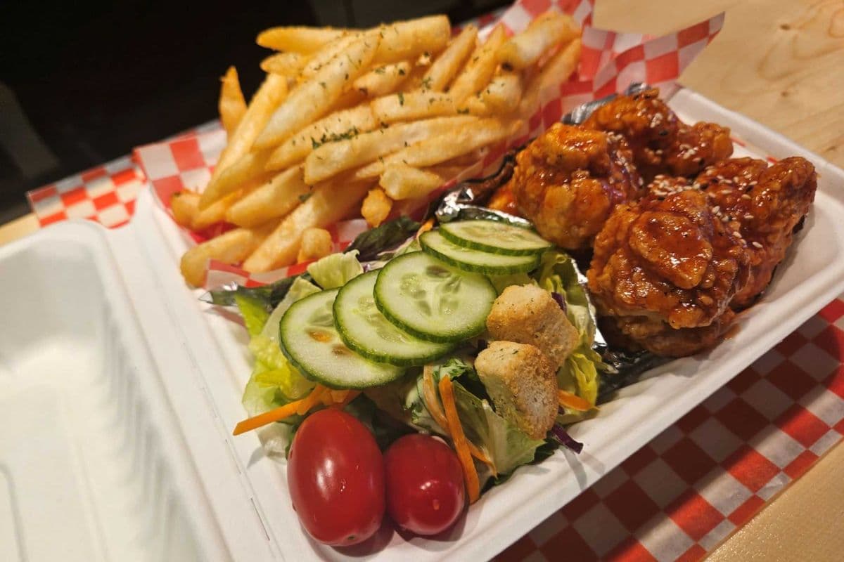 Poulet frit sans-os tao spécial avec salade (6mcx) / Tao Special Boneless Fried Chicken with Salad (6pcs)