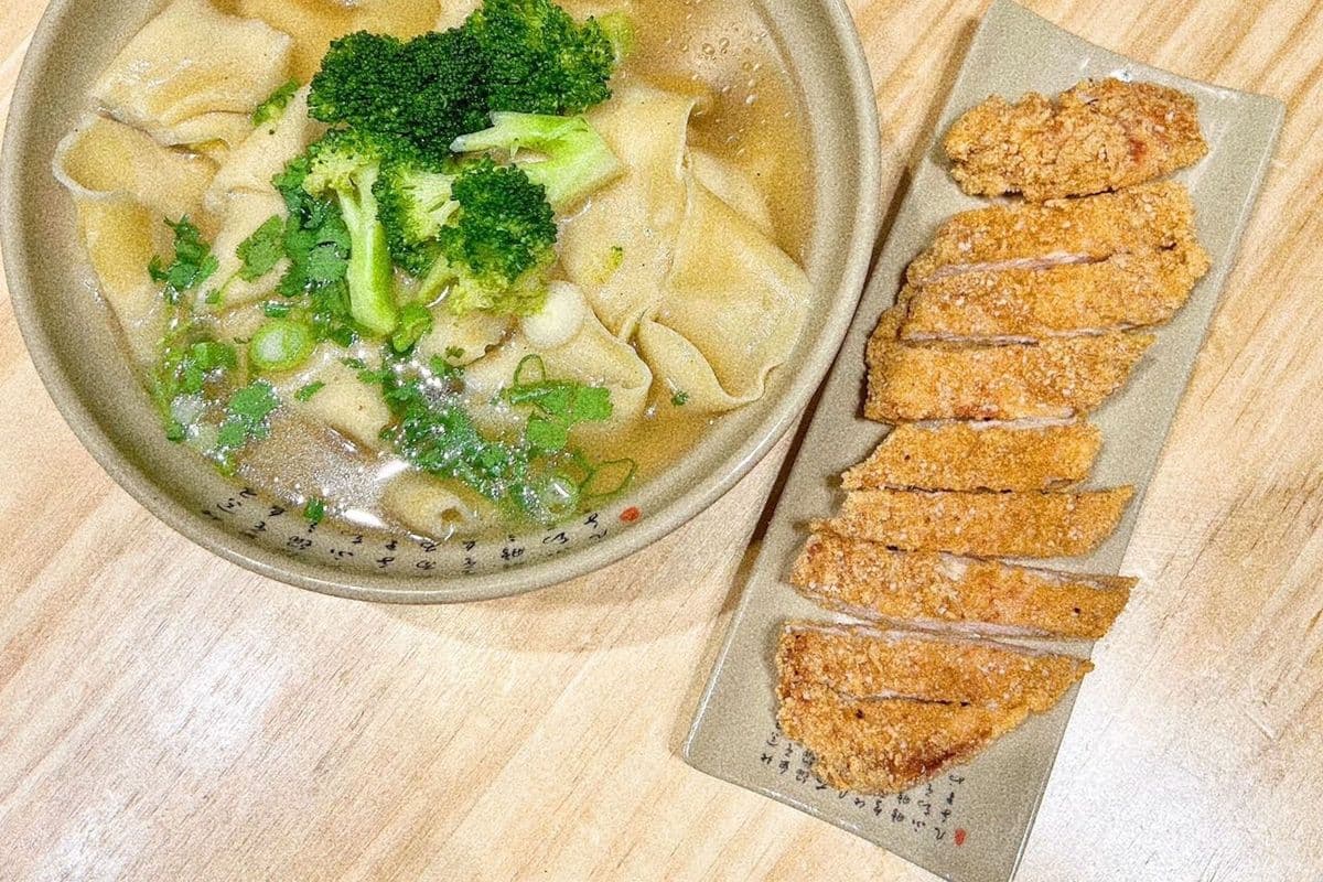 B04. Noodles with Deep-Fried Chicken Fillet 雞排麵 (Regular 常規)