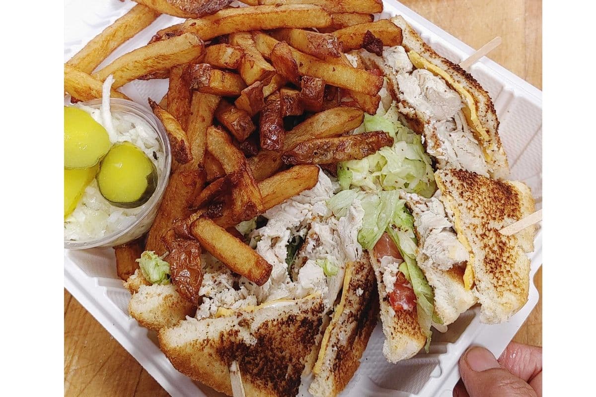 #10 Combo : Club sandwich + salade de chou + frites + 1 coke