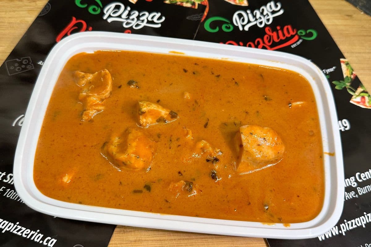 Butter Chicken full dish comes with personal Rice & 1 Butter Naan