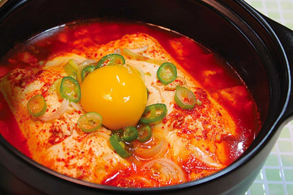 Soft Tofu Soup (Seafood/Beef) / 순두부찌개 (해물/고기)