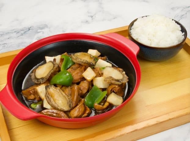 Braised Abalone & Chicken Rice / 鲍鱼鸡煲饭