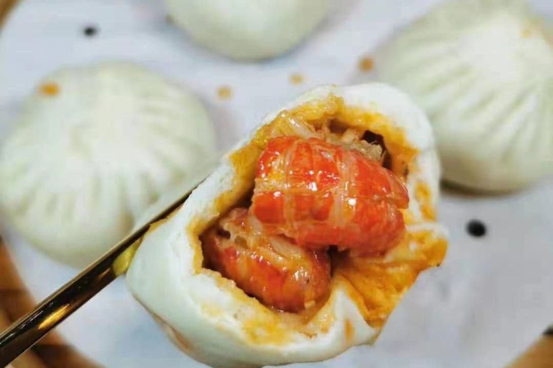 109. Steamed Bun Stuffed with Pork and Crayfish (4 pcs) - 麻辣小龙虾包(猪肉,小龙虾