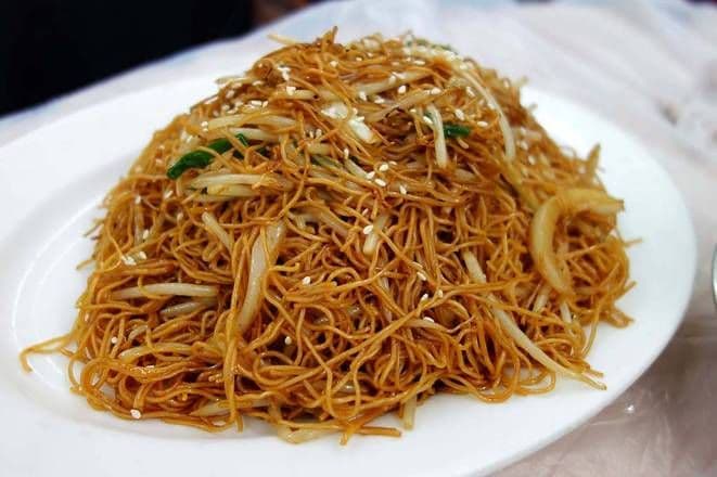 Pan Fried Chicken Chow Mein in Soy Sauce / 乾炒雞絲麵.