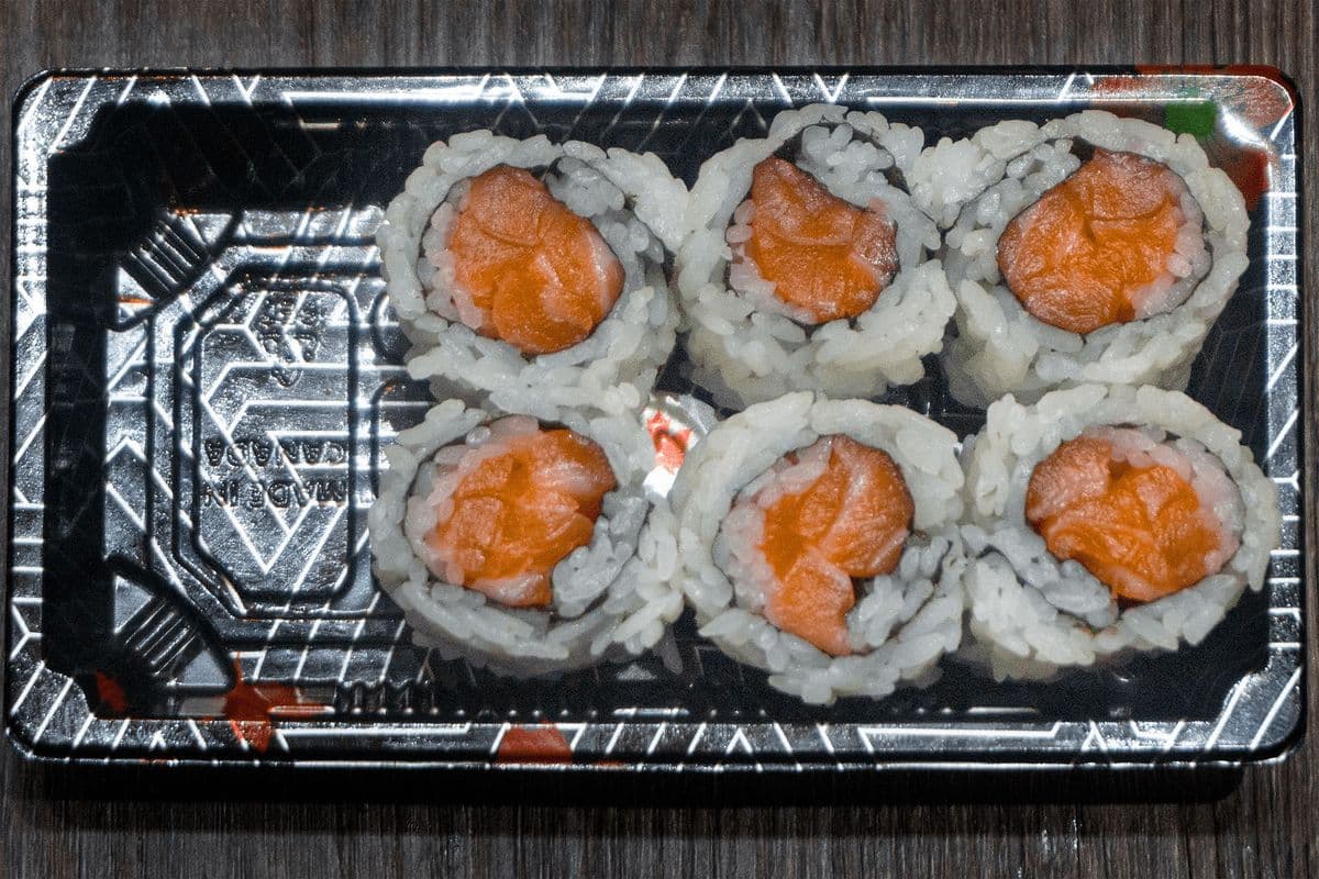 CR02. Salmon Roll (6 pcs)