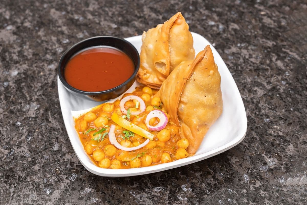Chicken Samosas (2 pcs)