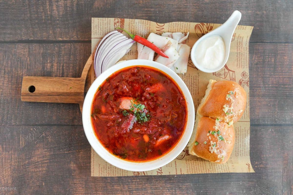 Red Borscht with Pampushky