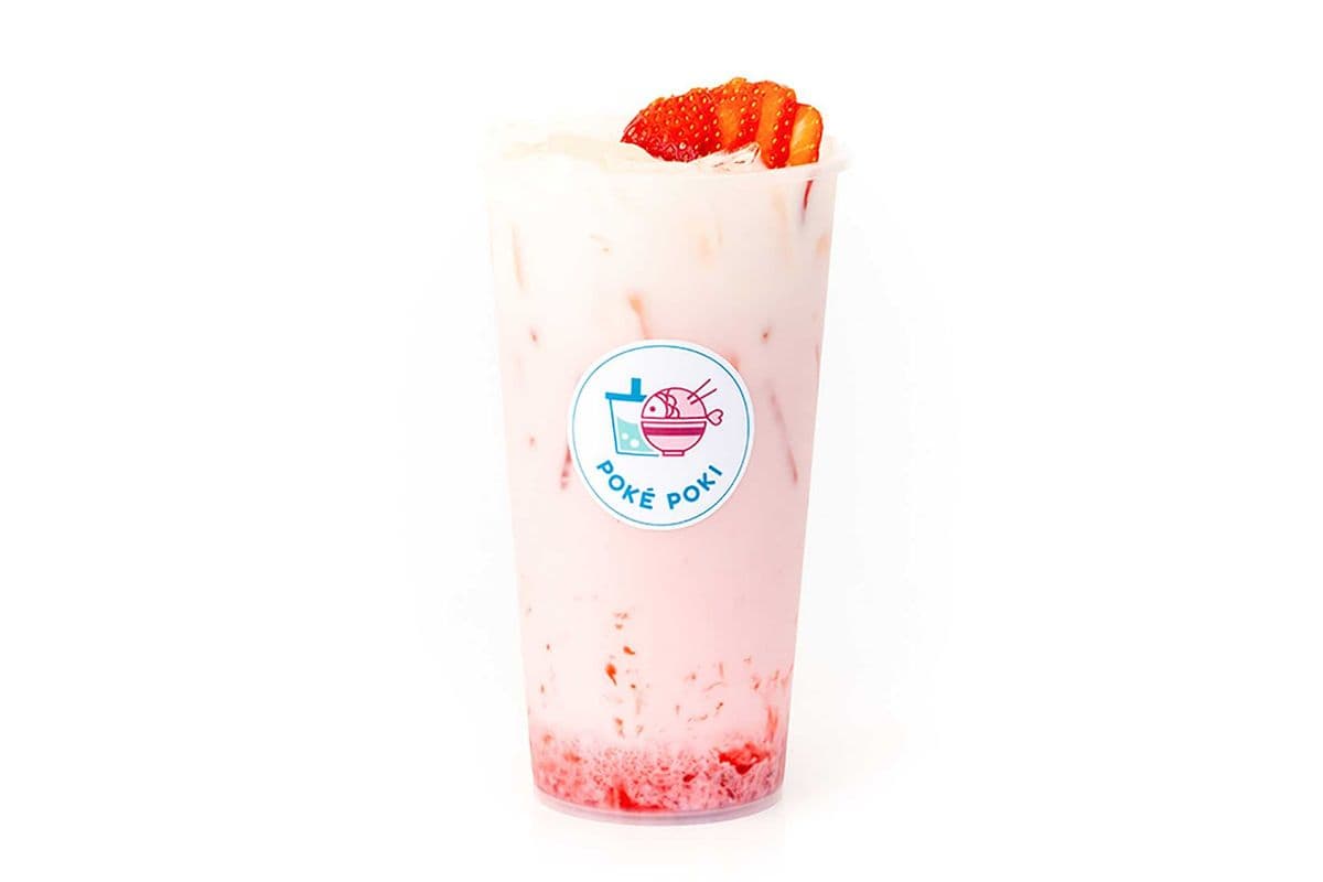 Strawberry Latte with Whipped Cream / Latte aux fraises avec crème fouettée