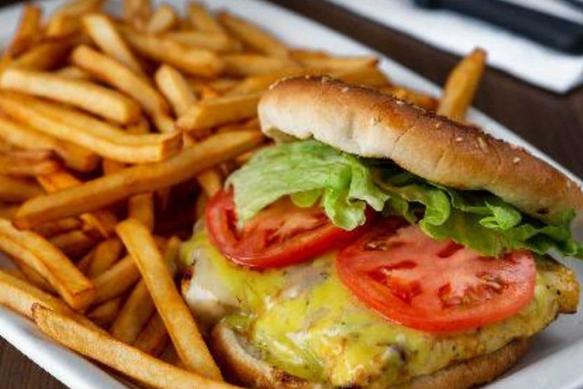 Burger au poulet croustillant sud ouest / Burger with Crispy Chicken South West
