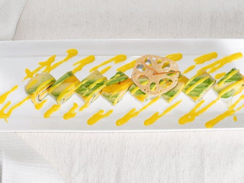 Mango Avocado Roll (8 Pieces)