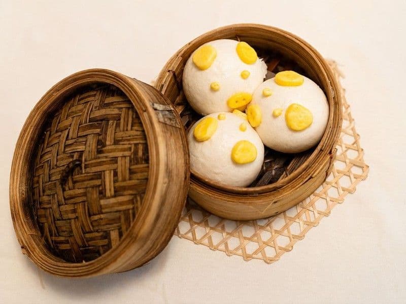 13.Steamed cream bun 13.蒸奶黃包