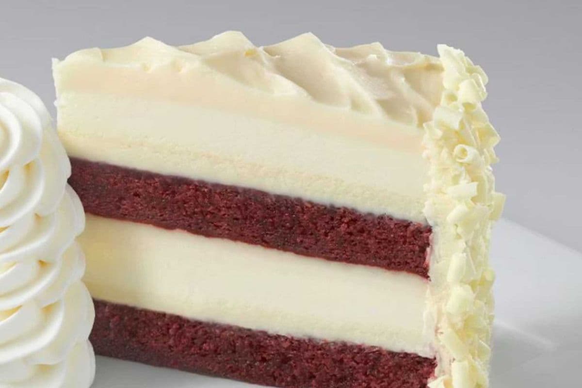RED VELVET CHEESE CAKE (1 Slice)