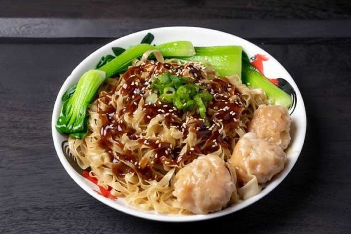 Oyster Sauce Lo Mein with Wonton
