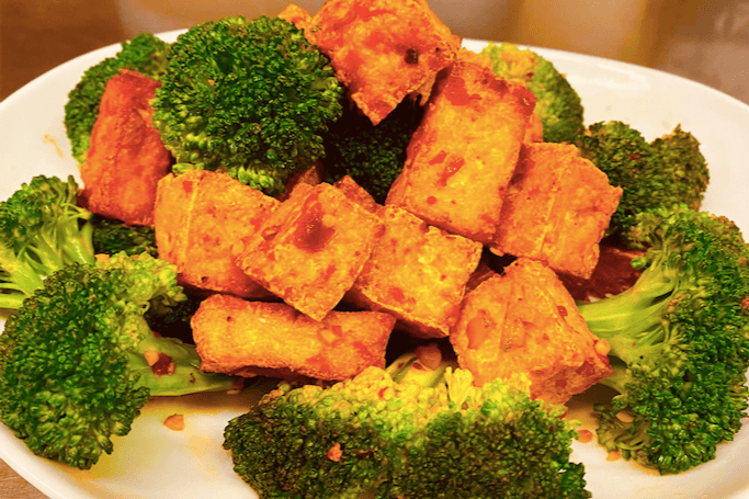 51. Spicy Fried Tofu with Broccoli 香 辣 炸 豆 腐 配西 蘭 花